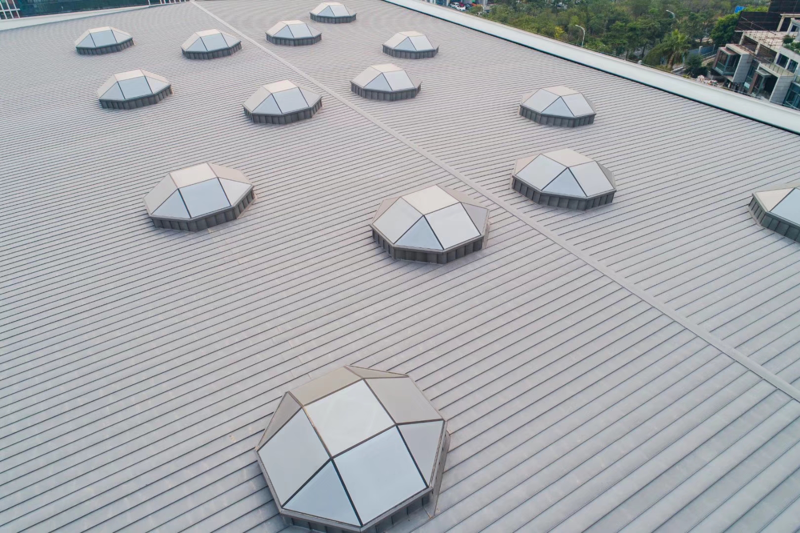  钢结构采用彩钢屋面板还是铝镁锰屋面板如何选择，各有何优缺点